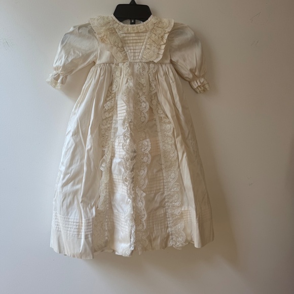 Exceptional 'Sarah Louise' of England Silk and Lace Baby's Christening Gown - Picture 1 of 8